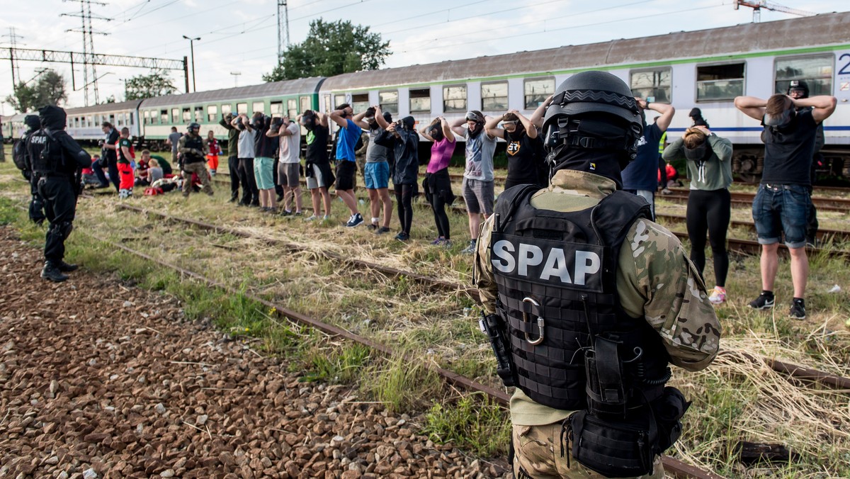 Odbicie zakładników przetrzymywanych przez terrorystów w pociągu - element ćwiczenia "Kryzys-17"