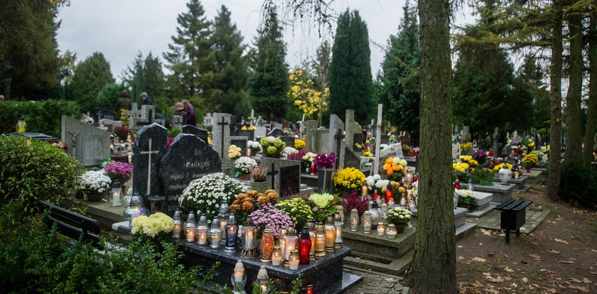 Uważaj, co kładziesz na grobach. Może skończyć się wysokim mandatem!