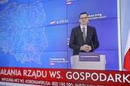 Warszawa, 15.04.2020. Koronawirus w Polsce. Transmisja konferencji prasowej premiera RP Mateusza Morawieckiego (na ekranie) z KPRM w Warszawie, 15 bm. Konferencja dotyczyła działań rządu ws. gospodarki w obliczu epidemii koronawirusa.