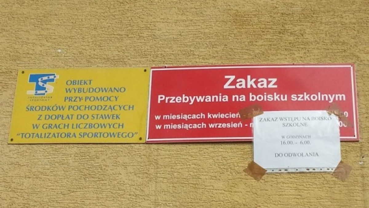 Boisko przy Szkole Podstawowej nr 1 w Krapkowicach musi być zamknięte od godziny 16.00 do 6.00 rano - tak zdecydował sąd. Na hałas powodowany przez młodzież i dorosłych przebywających na terenie szkolnym od wielu lat skarżyli się mieszkańcy pobliskiej kamienicy. Dyrekcja szkoły z wyrokiem sądu nie dyskutuje i zakazała wstępu swoim uczniom na szkolne boisko. Terenu pilnuje woźny.