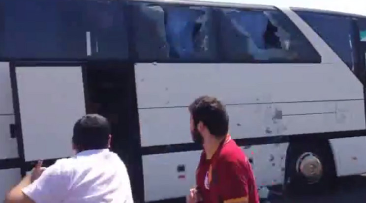 Kiverték az elguruló busz ablakait a Galatasaray huligánjai / Forrás: youtube.com