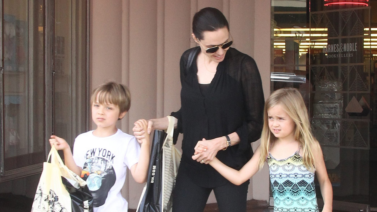 Angelina Jolie z Knoxem i Vivienne