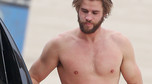 Liam Hemsworth bez koszulki na plaży w Malibu