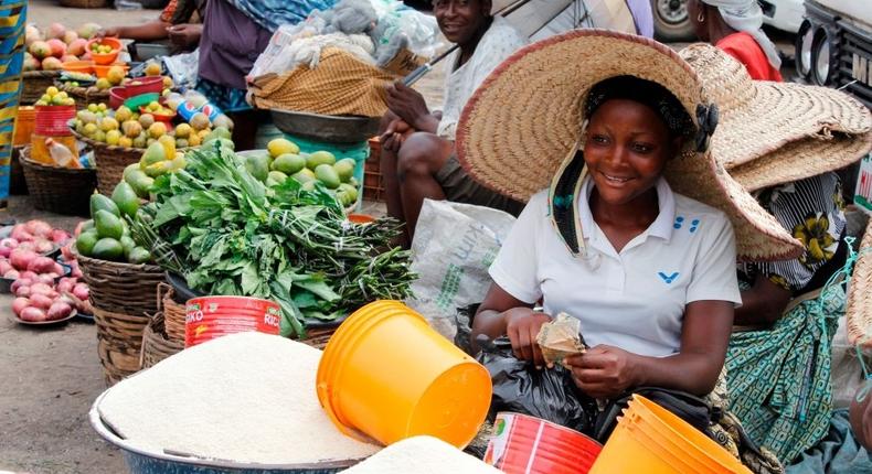 Edo traders happy over CBN’s compliance with court judgment on old naira notes. (Guardian)