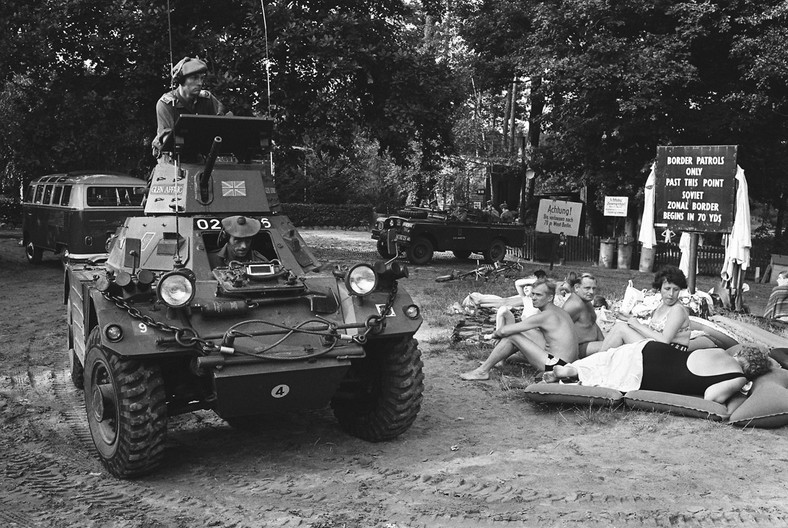 Berlińczycy opalają się tuż obok granicy między zachodnią a wschodnią częścią miasta, 1967 r.