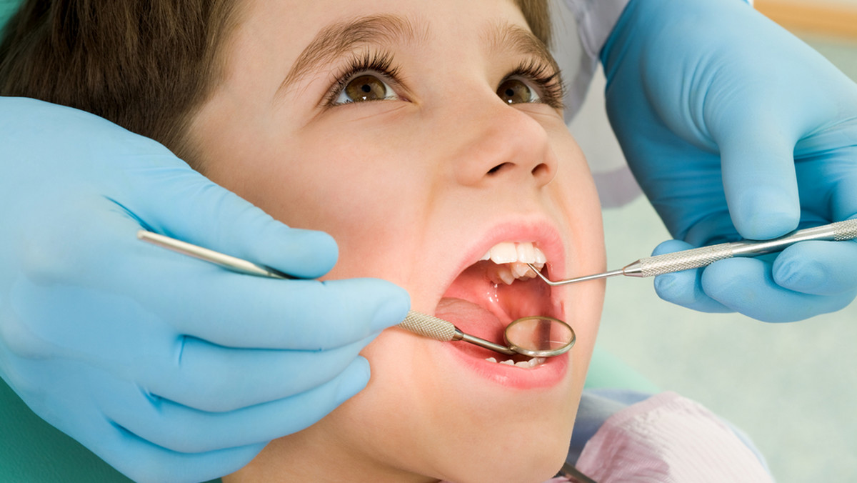 Siedmiu na dziesięciu przedszkolaków ma próchnicę. U 15 proc. maluchów zęby są tak zniszczone, że koniecznie będzie usunięcie aż trzech mleczaków. W konsekwencji dzieci mogą mieć w przyszłości wady zgryzu, a nawet problemy z prawidłowym rozwojem kości i mięśni twarzy.