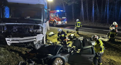 To droga śmierci. Potworne wypadki w Wypaleniskach i Toruniu. Czołowe zderzenie z tirem i kraksa dwóch busów. Trzy osoby zginęły