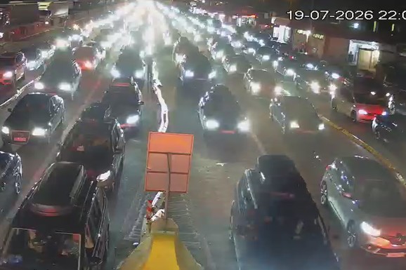 NA OVOM GRANIČNOM PRELAZU JE TOTALNI KOLAPS! Čeka se i do 10 sati: Formirane nepregledne kolone vozila (FOTO)