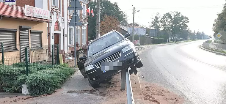 Zawiesił auto na barierze i poszedł na komisariat. Był pijany