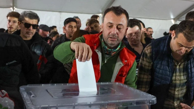 Članovi CHP-a, kao i građani koji nisu članovi stranke, glasali su u znak podrške gradonačelniku koji je u zatvoru | Foto: Getty Images