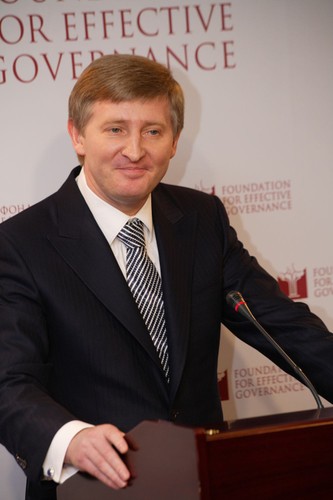 Rinat Akhmetov. Najbogatszy Ukrainiec. Właściciel firmy energetycznej DTEK. Majątek: 15,4 mld USD. Bogatszy od drugiej osoby na liście o ponad 11 mld dolarów. Syn górnika, który później sam zmagał się z protestami zwalnianych górników.