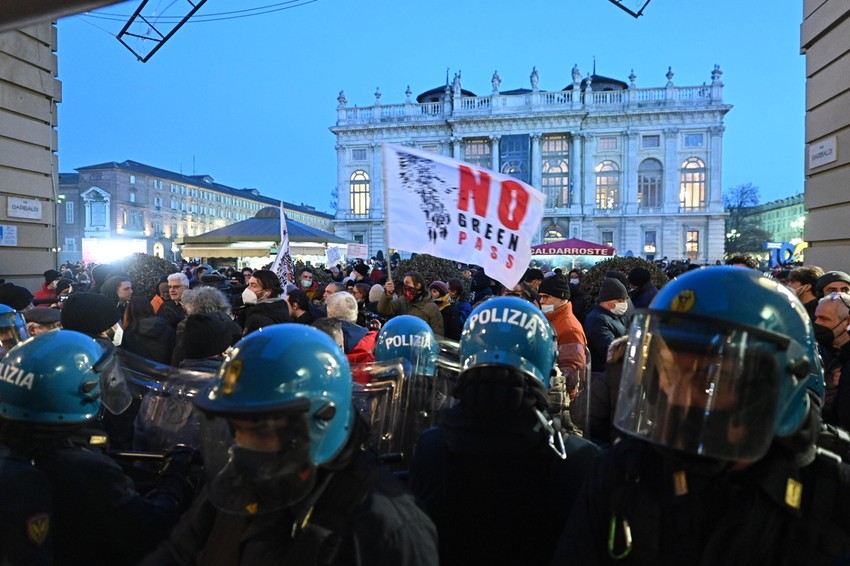 Protest zbog kovid sertifikata u Torinu