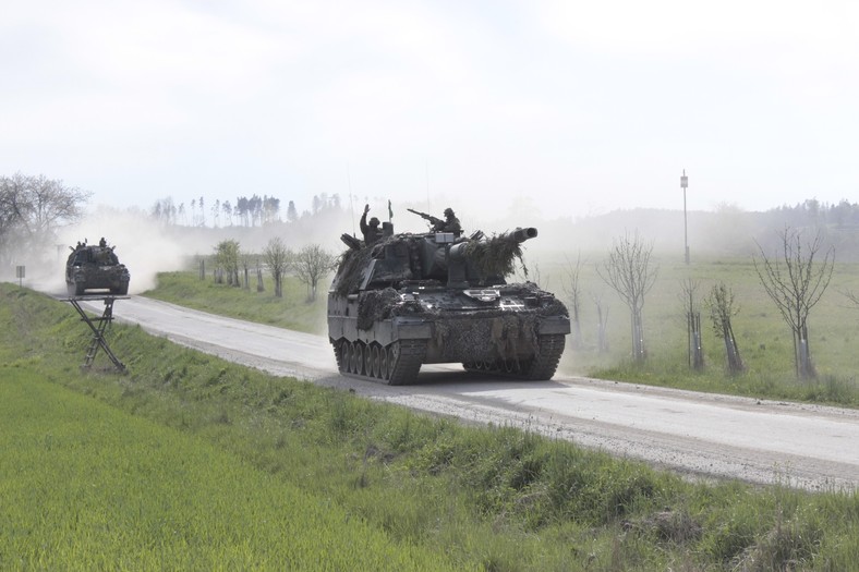 Gąsienicowa trakcja sprawia, że PzH 2000 doskonale radzi sobie nawet w trudnym terenie.