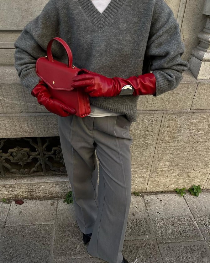 Jarko crvena torba