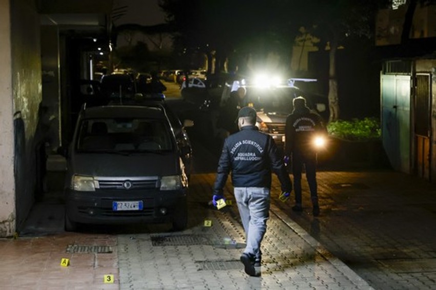 Policija ispred zgrade u kojoj je ubijena Dženija Musela