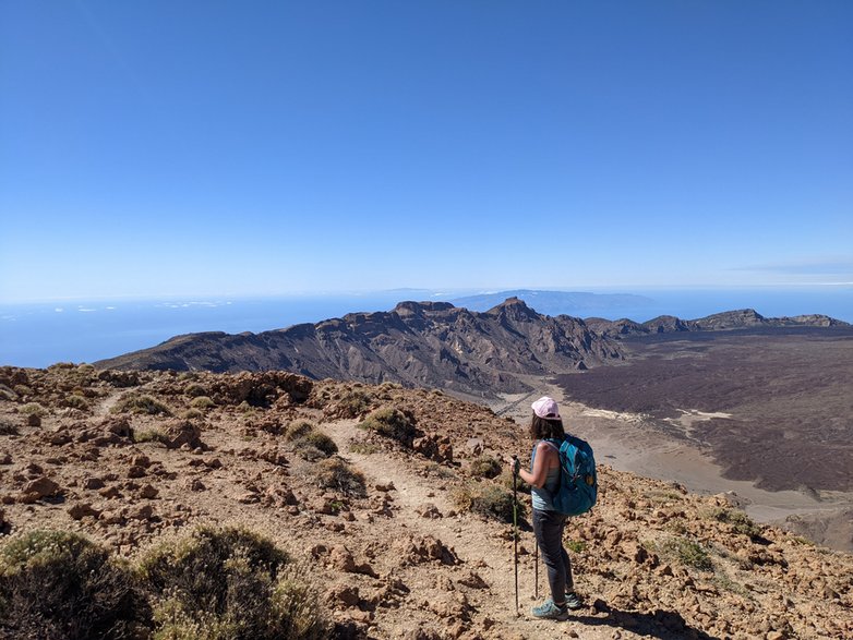 Park Narodowy Teide. Alto de Guajara 2718 m n.p.m. Widok na wyspy: La Gomoerę i El Hierro. 