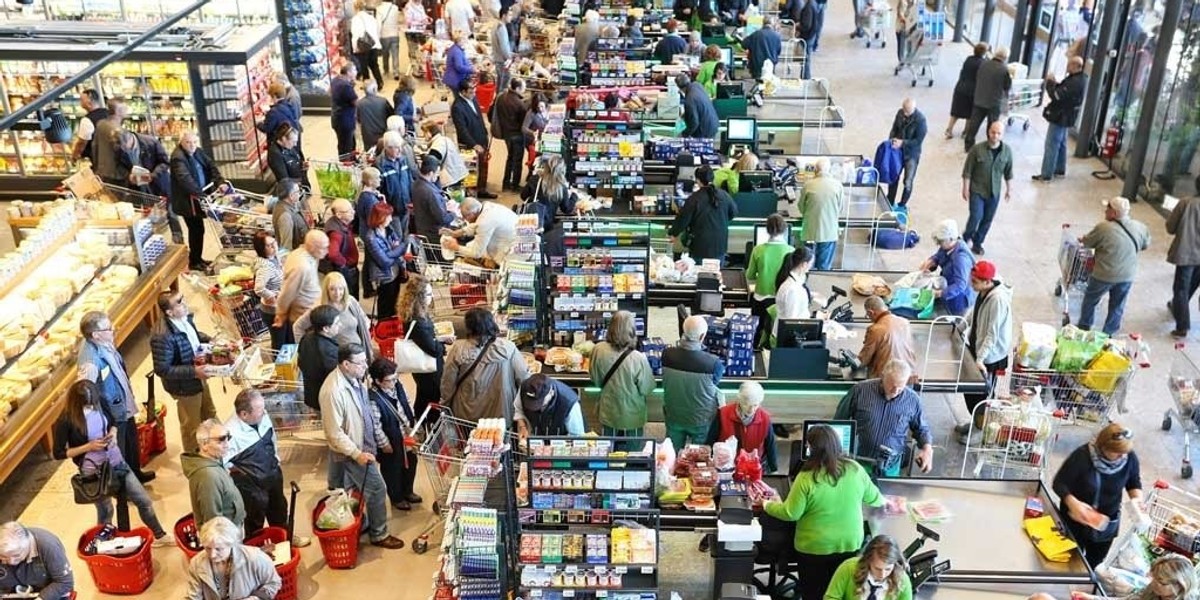 Sumując wszystko razem - prąd, śmieci i używki - mamy szacunkowo łącznie prawie 4,6 proc. inflacji w styczniu. Wszystko przy założeniu, że pozostałe elementy koszyka inflacyjnego się nie zmienią, żywność nie stanieje, albo sezonowe obniżki cen nie będą większe niż rok temu.