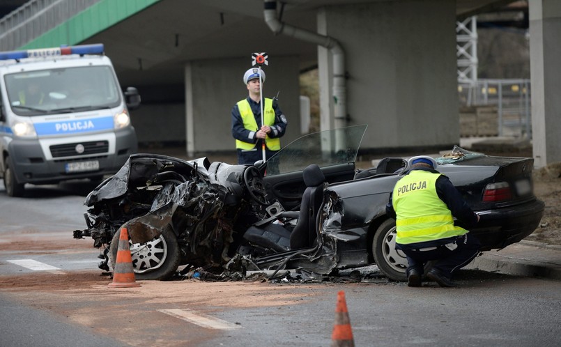 Roztrzaskał BMW na słupie mostu Łazienkowskiego! Zdjęcia z wypadku w Warszawie