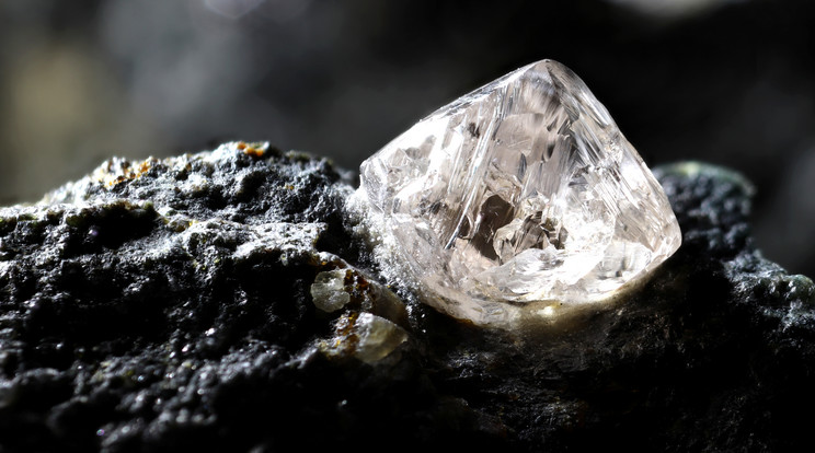 Ékszer a Föld köpenyéből: a gyémántok 660 kilométer mélységben keletkeznek. Itt egy kimberlitbe ágyazott természetes gyémánt látható / Fotó: Getty Images