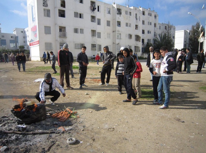 Tunezyjczycy palą rzeczy należące do 30-letniego mężczyzny, najprawdopodobniej zastrzelonego przez policję