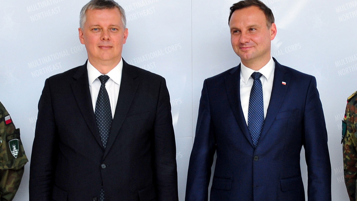 Z prezydentem Andrzejem Dudą umawialiśmy się, że będziemy się konsultować co do najbliższych ruchów w sprawie obecności NATO w Polsce - powiedział dziennikarzom wicepremier, szef MON Tomasz Siemoniak.