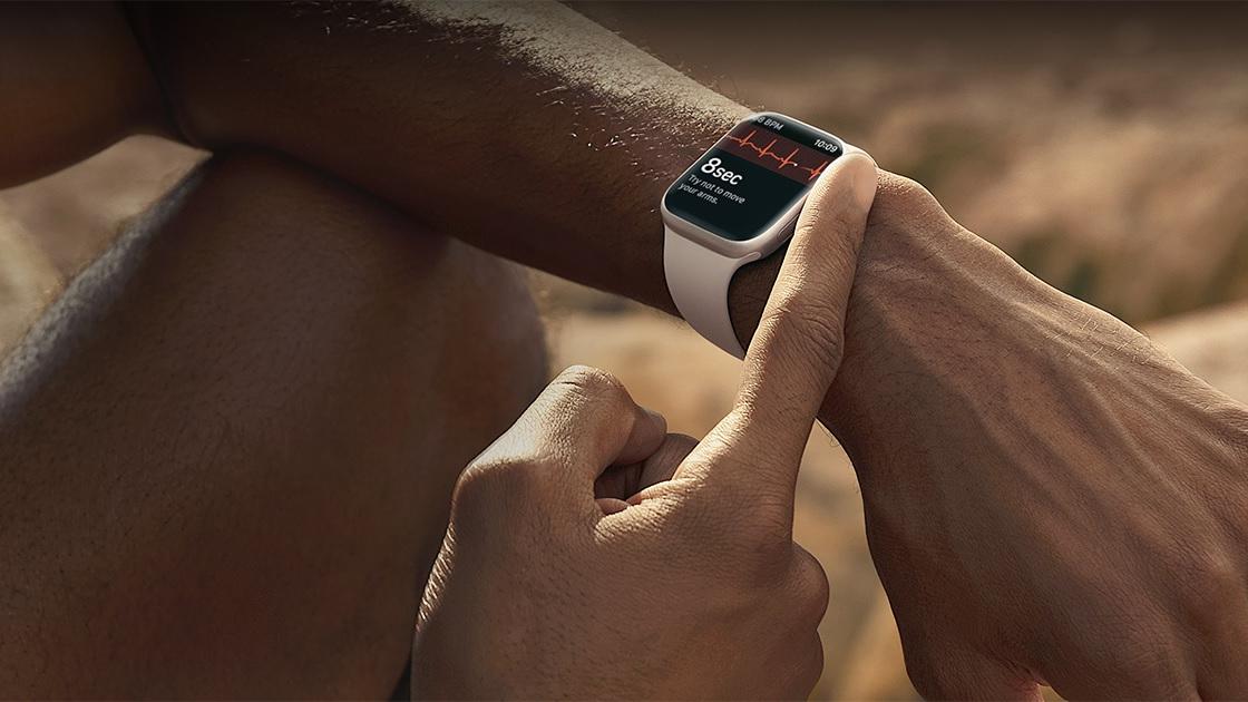 Apple chce hodinkami merať hladinu cukru v krvi. Údajne však narazil na  problémy