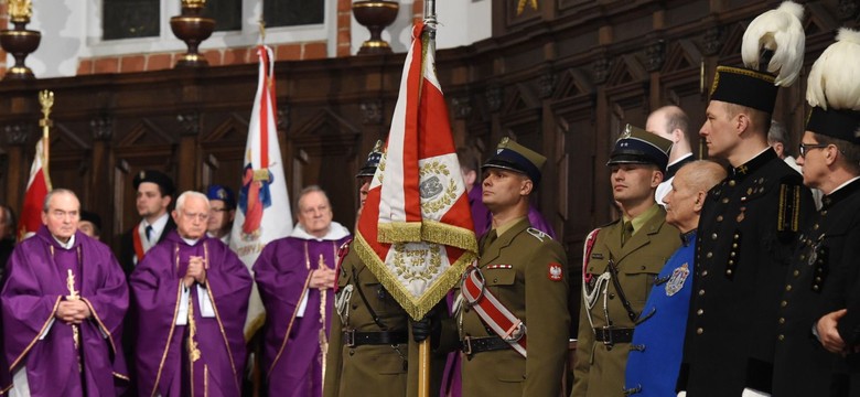 Pierwsza taka miesięcznica smoleńska. Państwowa, z wojskową asystą [ZDJĘCIA]