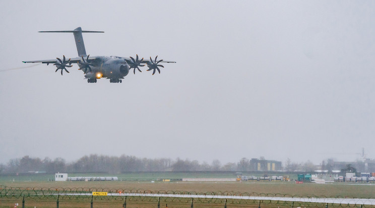 Katonai szállítógépekkel viszik németországi kezelésre az Olasz és Francia Covid19 érintett területek betegeit / Fotó: Getty Images