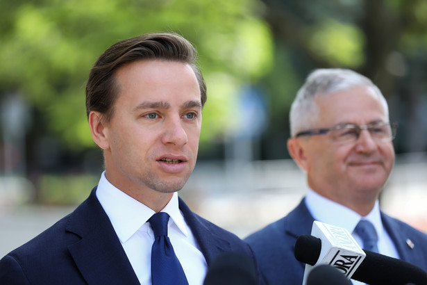 Warszawa, 27.07.2020. Poseł Konfederacji Krzysztof Bosak (L) i członek Konfederacji Włodzimierz Skalik (P) podczas konferencji prasowej przed siedzibą Sejmu w Warszawie, 27 bm. Spotkanie dotyczyło komentarza do proponowanego przez rząd wypowiedzenia konwencji stambulskiej. (aldg) PAP/Rafał Guz