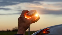 od 1 stycznia nowe obowiązkowe wyposażenie samochodu. zamiast z trójkątów