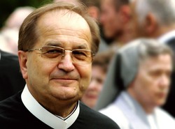 Rydzyk zbije fortunę na drogich komórkach