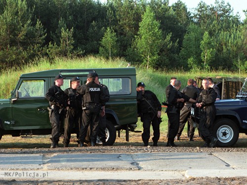 Pamiątkowe zdjęcia przedstawiające polskich policjantów zabezpieczających wyzyty Jana Pawła II