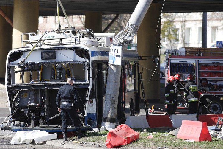 Trolejbus uderzył w słup trakcyjny