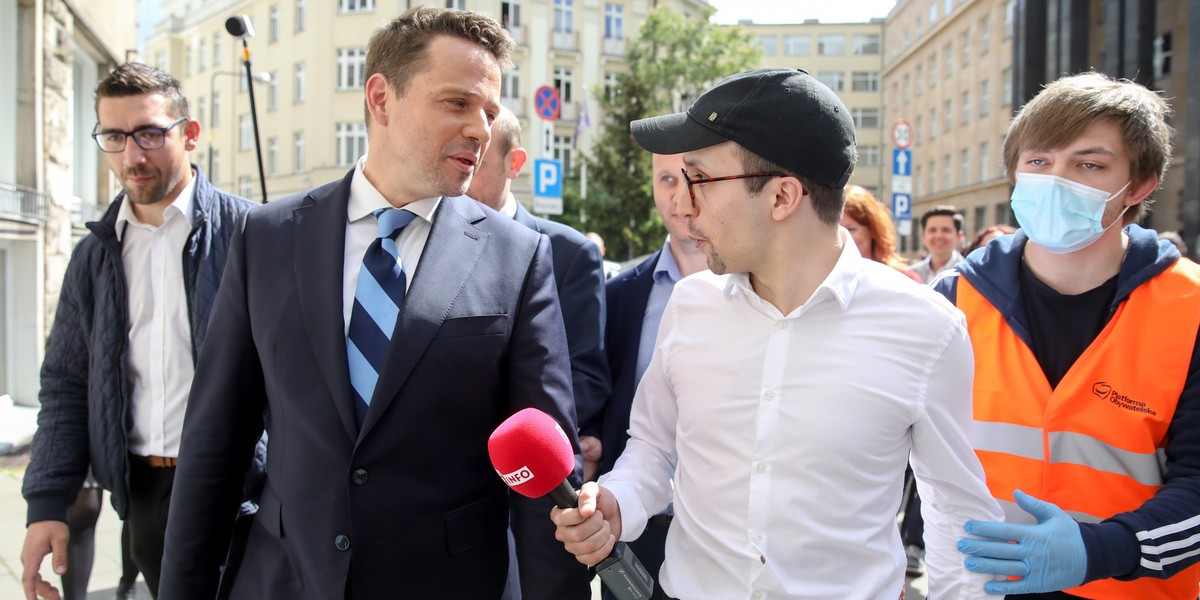 Rafał Trzaskowski i Samuel Pereira, szef portalu tvp.info. W czerwcu prezydent Warszawy złożył pozew przeciwko TVP o naruszenie dóbr osobistych. Kilka dni później TVP skierowała do sądu prywatny akt oskarżenia przeciwko niemu w związku z "kolejnymi atakami na TVP S.A. i notorycznym naruszaniem dobrego imienia spółki". 