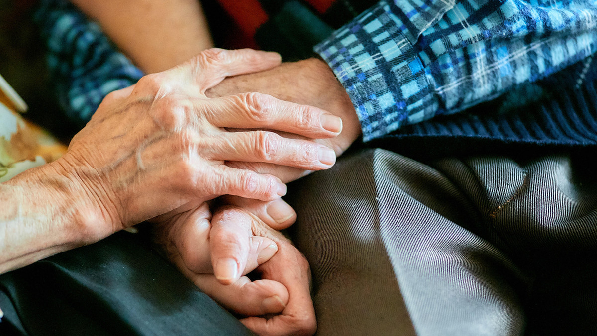 Od lat wzruszają internautów z całej Polski: Roman Plichta i jego żona Felicja Henia są nierozłączni. Emerytowany radiooficer marynarki, który opiekuje się chorą na Alzheimera żoną, wyznał, że jest mu z nią po prostu fajnie. "Zapomina, jak mam na imię, zapomina, że jest moją żoną, ale nigdy nie zapomniała, że mnie kocha". Tak wygląda prawdziwa miłość, która rzadko się zdarza - czytamy w komentarzach pod wzruszającym nagraniem pana Romana i pani Felicji. 