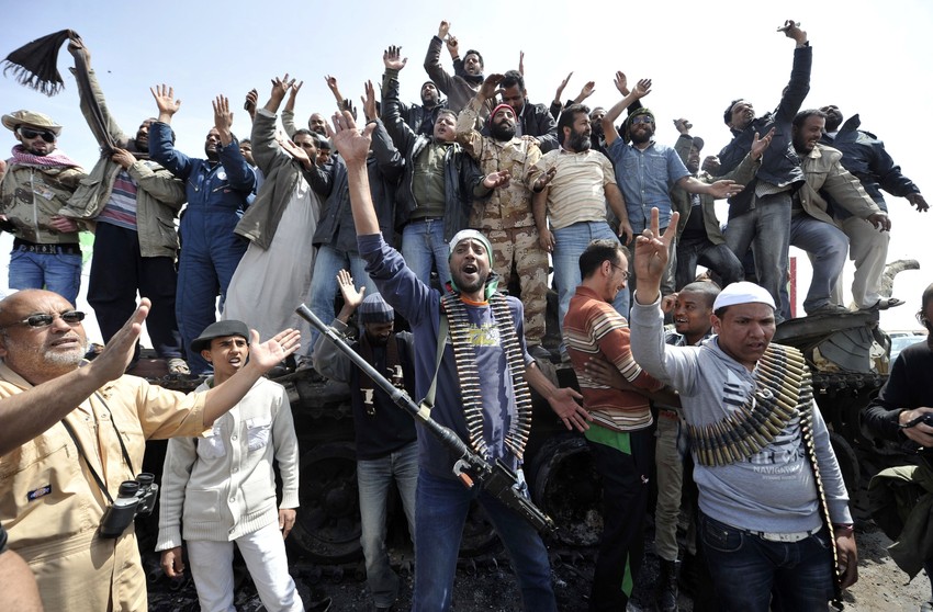 Pobunjenici u Libiji, potpomognuti vazdušnim udarima koalicionih snaga, preuzeli su kontrolu nad Adždabiju