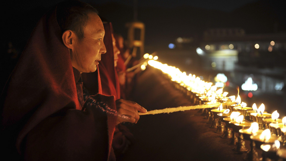 Setki Tybetańczyków, którzy w Indiach pobierali nauki religijne od swojego duchowego przywódcy Dalajlamy XIV, zostały w ostatnim czasie zatrzymane po powrocie do ojczyzny i zmuszone do reedukacji - poinformowała dziś organizacja praw człowieka HRW.