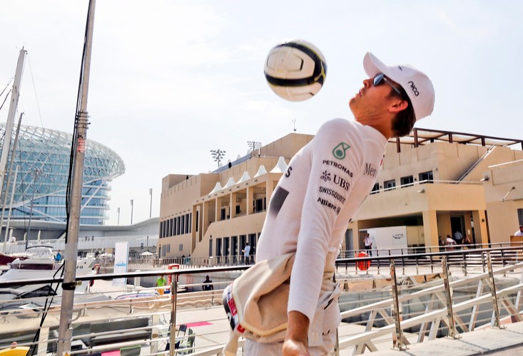 Nico Rosberg na Grand Prix do Abu Dhabi zabrał piękną dziewczynę i... piłkę