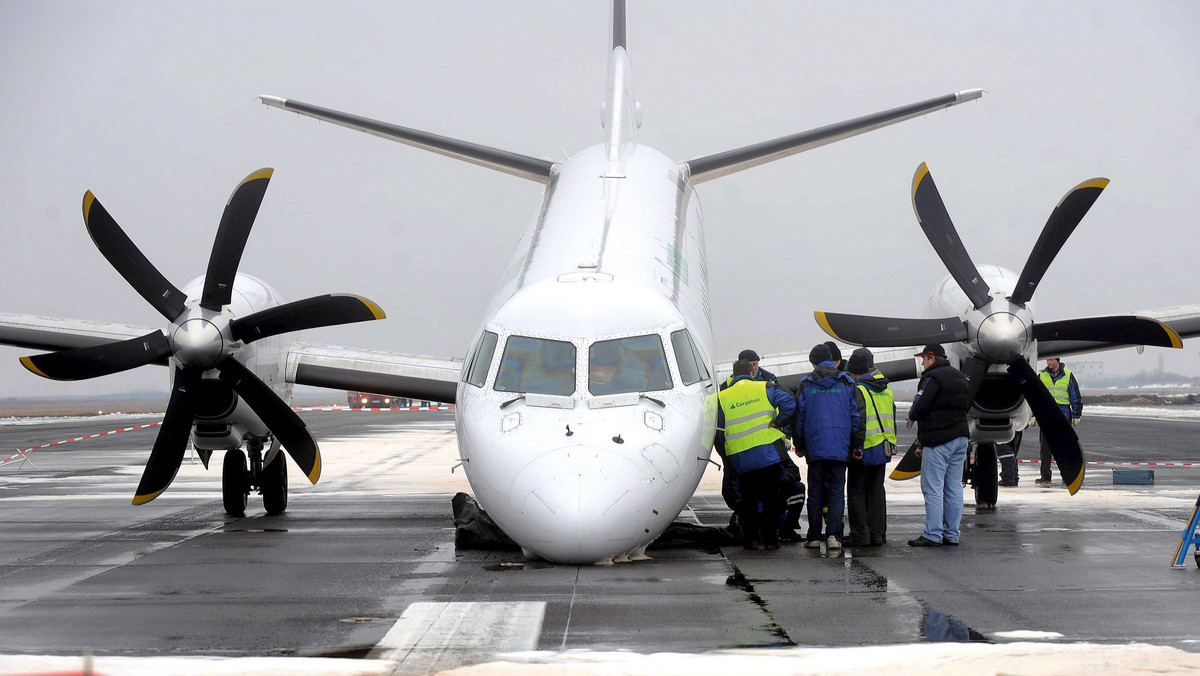 Po dwóch godzinach krążenia nad lotniskiem pilot rumuńskich linii Carpat Air zdecydował się na lądowanie bez podwozia. Powodem dramatycznej decyzji była awaria systemu hamulcowego kół. Udało się, wszyscy pasażerowie przeżyli - podała telewizja TVN24.