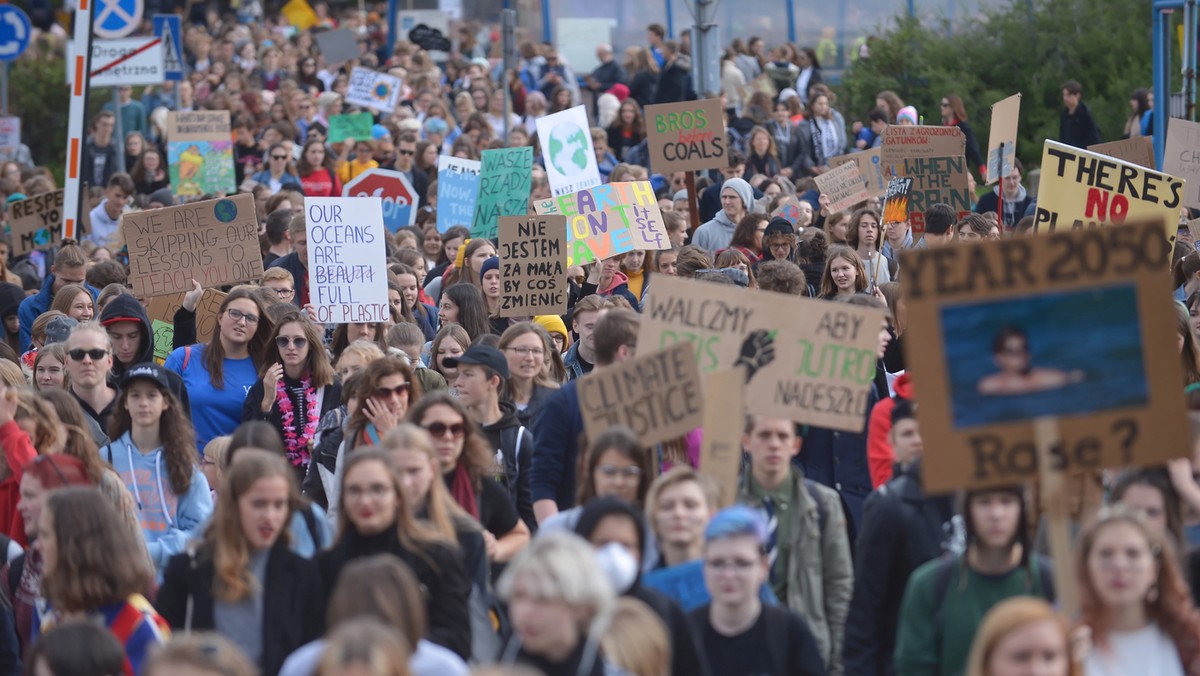 Wprowadzenie polityki klimatycznej opartej na aktualnych stanowiskach naukowców, ogłoszenie stanu kryzysu klimatycznego przez polski rząd, a także wprowadzenie kompleksowej edukacji dotyczącej klimatu i tego, jak wpływają na niego ludzie, już od najmłodszych lat - oto niektóre postulaty uczestników Młodzieżowego Strajku Klimatycznego, którzy demonstrowali wczoraj na ulicach kilkudziesięciu polskich miast.