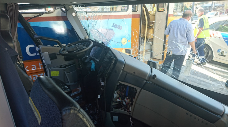 Villamossal ütközött a busz a Kálvin téren /Fotó: Blikk