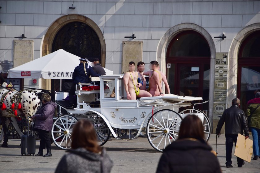 Roznegliżowani turyści z Wielkiej Brytanii w Krakowie