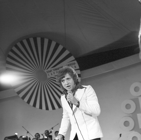 Jacek Lech podczas XIII Krajowego Festiwalu Piosenki Polskiej w Opolu, 1975 r.