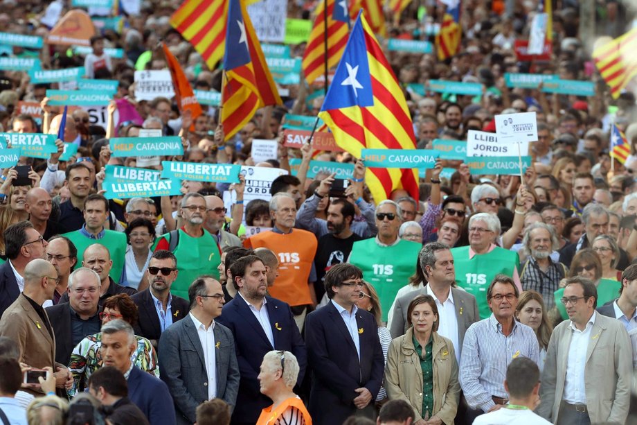 Protest w Barcelonie przeciwko planom Madrytu dot. ograniczenia autonomii Katalonii