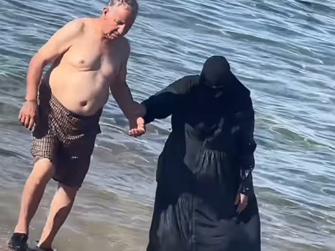 Muslimanski par na plaži podigao internet na noge