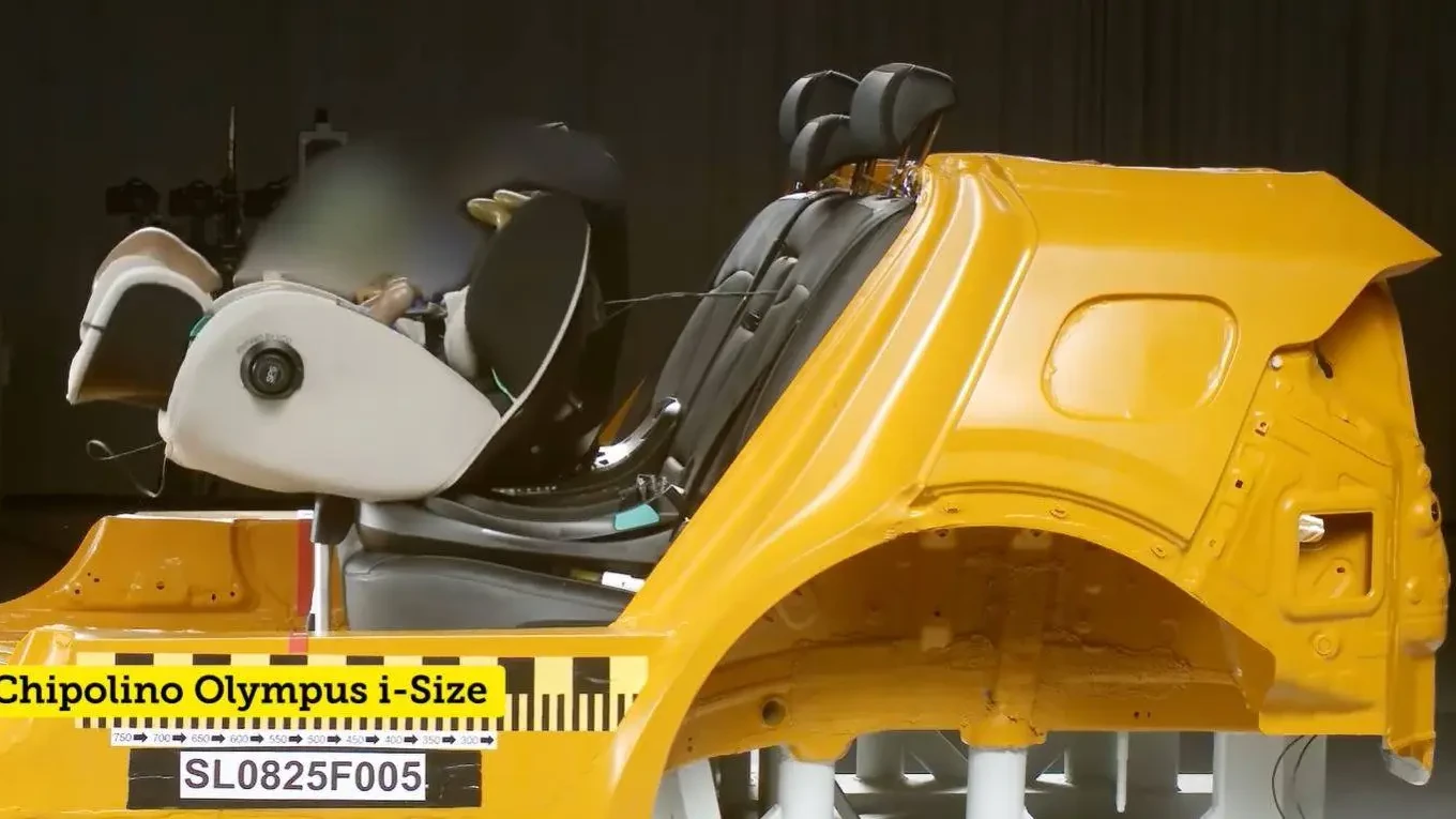 Figurína novorodenca v detskej autosedačke Isofix, ktorú radarové senzory v teste ADAC nedokázali spoľahlivo zaregistrovať.