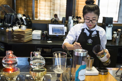 Starbucks chce zatrudnić 10 tys. uchodźców. To odpowiedź na dekret Trumpa
