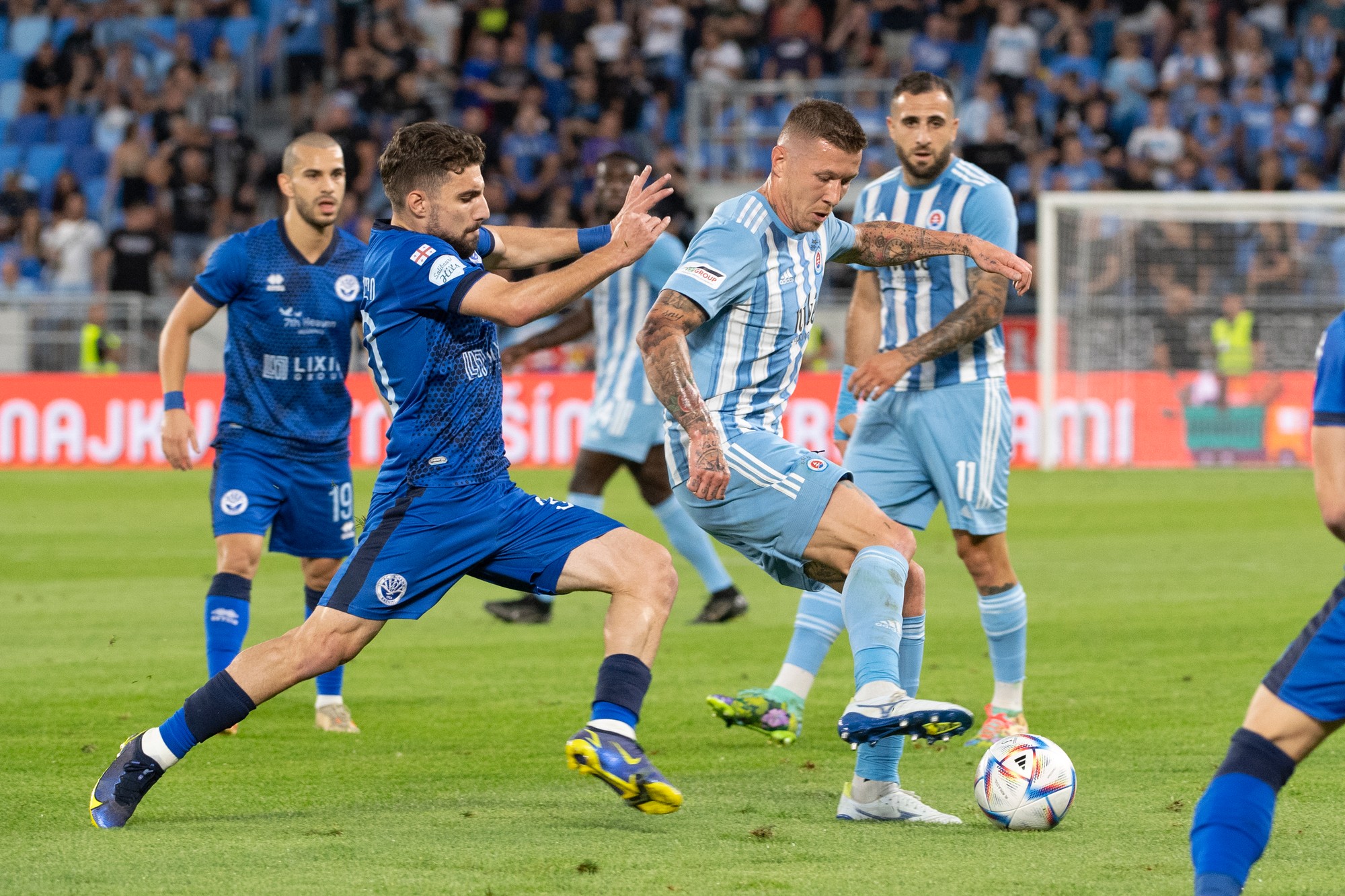Juraj Kucka (Slovan) a vľavo Zuriko Davitašvili (Batumi).