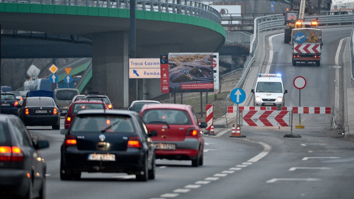 Aż 13 linii autobusowych będzie kursować innymi trasami, uruchomiona zostanie dodatkowa linia tramwajowa, a kierowcy jeżdżący mostem Łazienkowskim w Warszawie będą musieli na najbliższe dni zmienić swoje przyzwyczajenia. Po pożarze przeprawa została zamknięta dla ruchu do odwołania. Podpowiadamy, jak jeździć po stolicy.