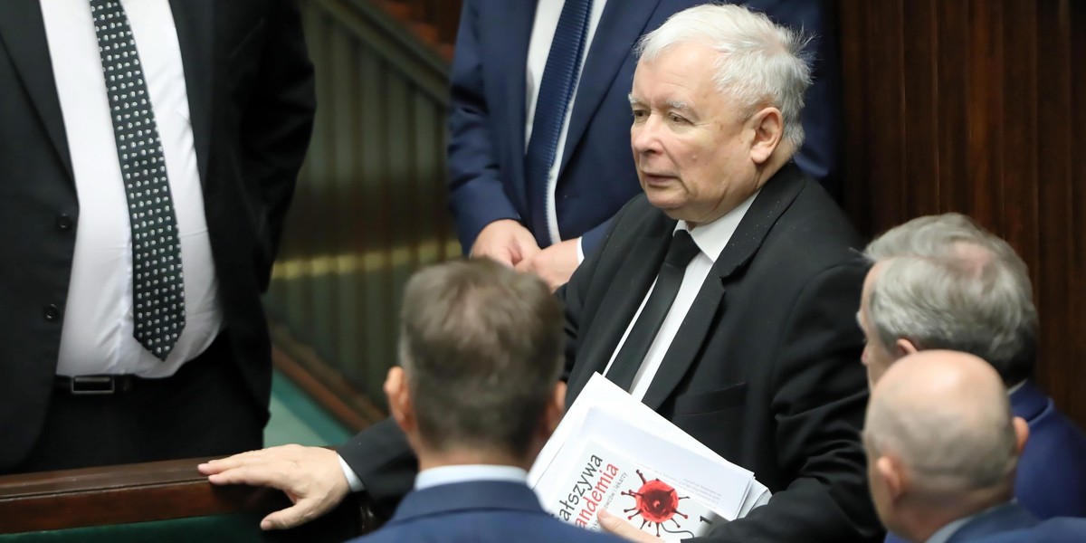 Jarosław Kaczyński z książką "Fałszywa pandemia"